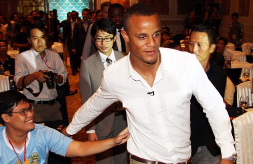 Trung vệ đội trưởng V.Kompany của Man City trong lần giao lưu tại TP HCM theo lời mời của Eximbank năm 2012. Cuối tháng 7 này, anh sẽ đến Hà Nội cùng cả đội bóng.Ảnh: Quang Liêm