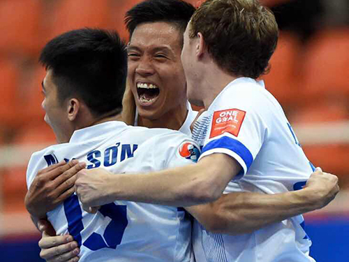Niềm vui của các cầu thủ Thái Sơn Nam sau khi giành quyền vào tứ kếtẢnh: Tú Trần