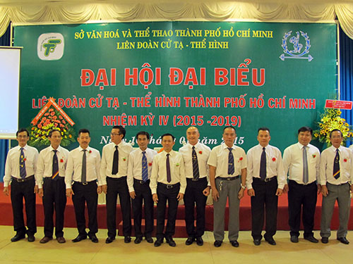 Thầy của lực sĩ cử tạ Thạch Kim Tuấn - HLV Huỳnh Hữu Chí (bìa trái) -
là thành viên ban chấp hành Thầy của lực sĩ cử tạ Thạch Kim Tuấn - HLV Huỳnh Hữu Chí (bìa trái) -
là thành viên ban chấp hành