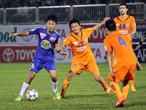 Trung vệ Hải L&acirc;m vất vả đeo b&aacute;m tiền vệ Xu&acirc;n Trường của HAGL  Ảnh: MInh Trần