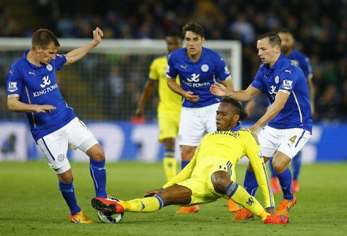 Drogba có hiệp 2 xông xáo và là người gỡ hòa, bắt đầu cuộc lội ngược dòng trước Leicester Ảnh: REUTERS