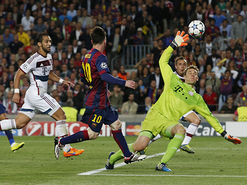 Messi trong pha tâng bóng qua đầu Neuer ghi bàn thứ haiẢnh: REUTERS