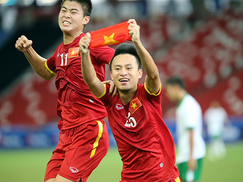 Huy Toàn với cách ăn mừng bàn thắng quen thuộc tại SEA Games 2015Ảnh: QUANG LIÊM