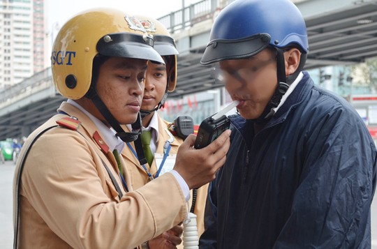 CSGT Hà Nội tiến hành đo nồng độ cồn một người điều khiển phương tiện tham gia giao thông - Ảnh: Nguyễn Hưởng