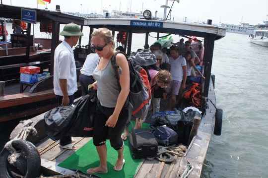 Du khách nước ngoài tham quan vịnh Hạ Long bằng tàu. Ảnh tư liệu