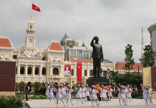 Tượng đài Chủ tịch Hồ Chí Minh uy nghi mà thân thiết Ảnh: HOÀNG TRIỀU
