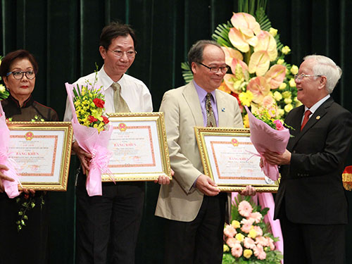 Chủ tịch UBND TP HCM Lê Hoàng Quân trao bằng khen cho các Việt kiều có nhiều đóng góp phát triển TP Ảnh: 
HOÀNG TRiều