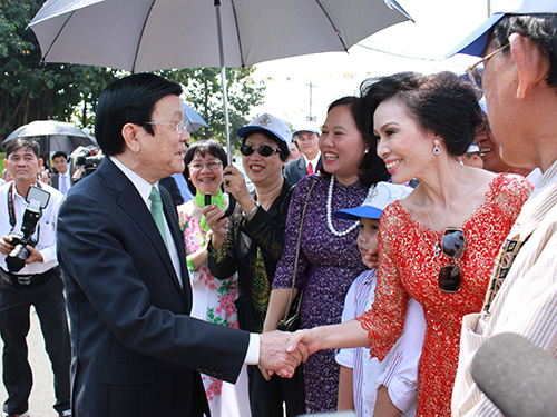 Chủ tịch nước Trương Tấn Sang ân cần thăm hỏi bà con kiều bào về quên ăn TếtẢnh: HOÀNG TRIỀU