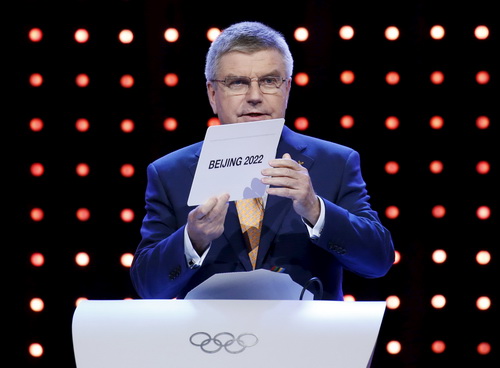 Chủ tịch IOC Thomas Bach công bố lá phiếu chọn Bắc Kinh