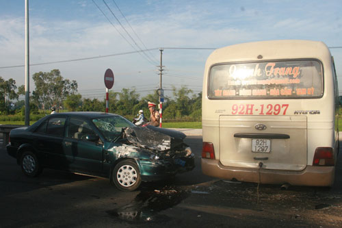 Hiện trường xe biển số xanh tông vào xe khách ở Quảng Nam.
Ảnh: TRẦN THƯỜNG Hiện trường xe biển số xanh tông vào xe khách ở Quảng Nam.
Ảnh: TRẦN THƯỜNG