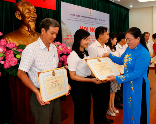 Bà Nguyễn Thị Bích Thủy, Phó Chủ tịch LĐLĐ TP  HCM, tặng giấy khen cho các gương điển hình