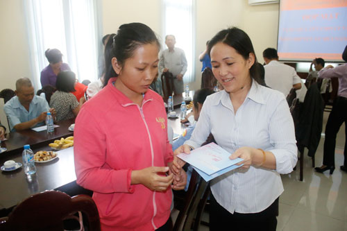 Bà Vũ Thị Ngoãn (bìa phải), Chủ tịch CĐ Sở GTVT  TP HCM, trao tiền hỗ trợ cho công nhân khó khăn