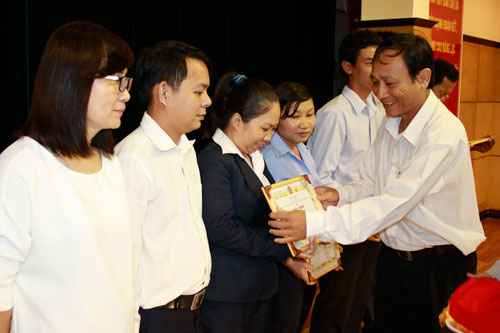 Ông Nguyễn Châu Nghĩa, Chủ tịch CĐ Samco, tặng giấy khen cho các gương “Người tốt, việc tốt”