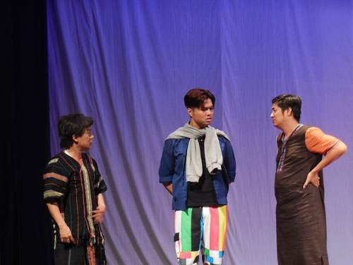 Các nghệ sĩ Minh Nhí, Duy Anh, Xuân Trang trong vở “Quả tim máu” phần 2 tại Sân khấu Kịch Phú Nhuận trong đêm khai diễn (15-8)