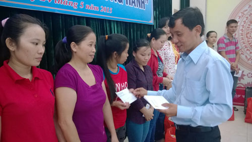 Ông Huỳnh Văn Tuấn - Chủ tịch LĐLĐ huyện Hóc Môn, TP HCM - tặng quà cho con CNVC-LĐ, CNVC-LĐ bị bệnh hiểm nghèo, có hoàn cảnh khó khăn