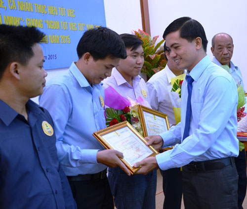 Ông Nguyễn Ngọc Bảo, Phó Ban Tuyên giáo LĐLĐ  TP HCM, tặng giấy khen cho các gương điển hình của Công ty Đầu tư Tài chính Nhà nước TP HCM Ảnh: Nguyễn Luân