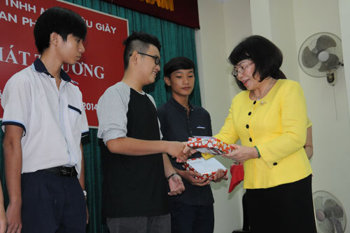 Bà Nguyễn Thị Điền, giám đốc công ty, trao thưởng cho con công nhân