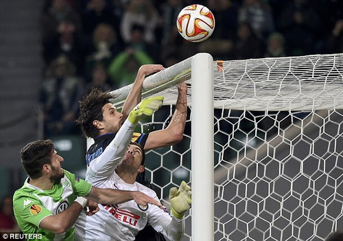 Thi đấu xuất sắc, thủ môn Carrizo (giữa) vẫn không giúp Inter thoát khỏi trận thua nặng nề