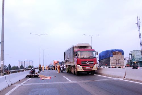 Người đàn ông chết thảm trên cầu vượt An Sương sau khi bị xe container cán qua người