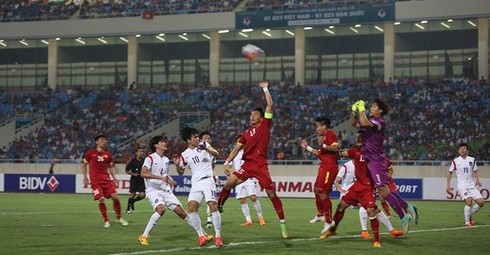 Pha bóng uy hiếp khung thành thủ môn U23 Hàn Quốc của U23 Việt Nam