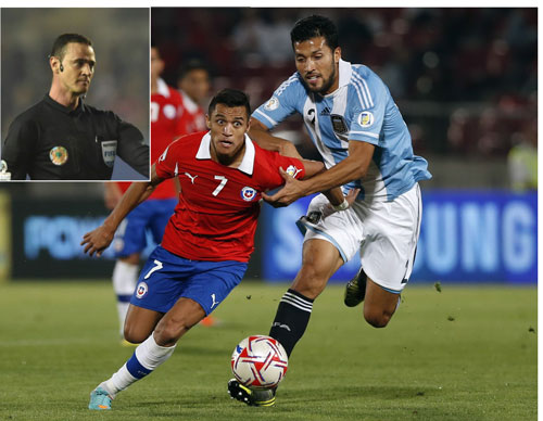 Sanchez (trái) được kỳ vọng sẽ tỏa sáng để giúp Chile gây bất ngờ trước Argentina rạng sáng 5-7, 
với trọng tài chính là Roldan (ảnh nhỏ) Ảnh: REUTERS