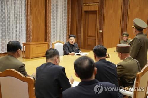 Nhà lãnh đạo Triều Tiên Kim Jong-un chủ trì một cuộc họp với các tướng lĩnh cao cấp hôm 21-8 Ảnh:  YONHAP
