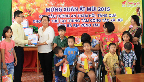 Công ty CP Dầu Thực vật Tường An tặng quà cho các trẻ tại Trung tâm Công tác Xã hội tỉnh Bà Rịa - Vũng Tàu