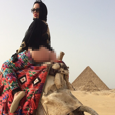 Nữ diễn viên khiêu dâm Carmen De Luz khiêu dâm tại Kim tự tháp Ai Cập
