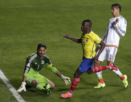 Hàng thủ Mexico không ngăn nổi Erner Valencia ghi bàn thứ nhì cho Ecuador