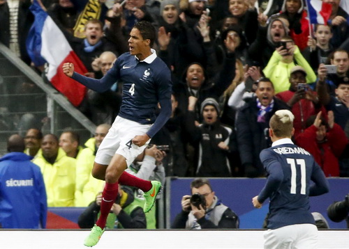 Raphael Varane (trái) sau bàn mở tỉ số cho tuyển Pháp