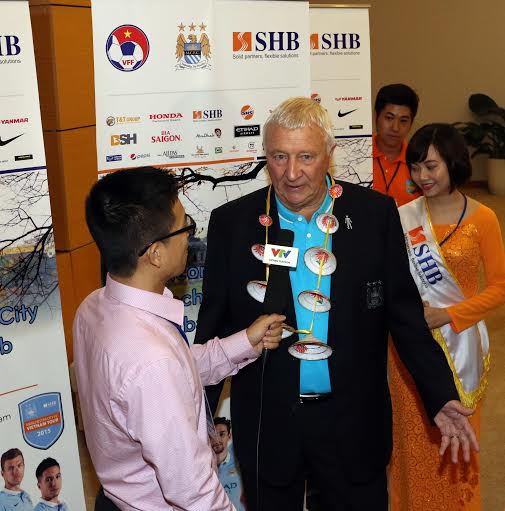  Đại sứ của CLB Man City, ông Mike Summerbee 