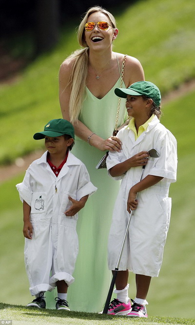 Lindsey Vonn bên các con của Tiger Woods tại một giải đấu hồi tháng 4-2015