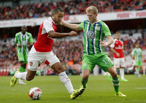 Andre Schurrle trong pha bóng truy cản Theo Walcott