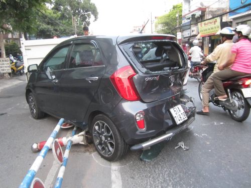 Ô tô của bà Nguyễn Hồng Luyến  bị xe “điên” tông trúng