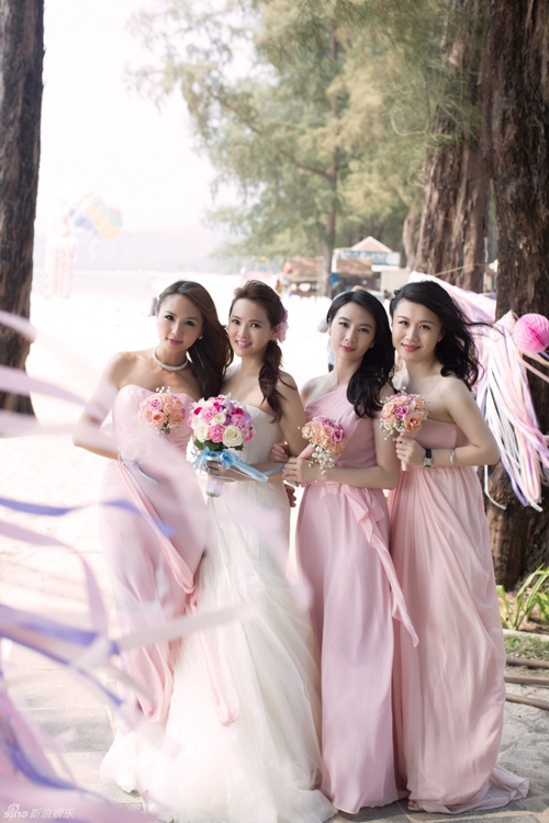 Dàn dâu phụ cùng cô dâu Dàn dâu phụ cùng cô dâu