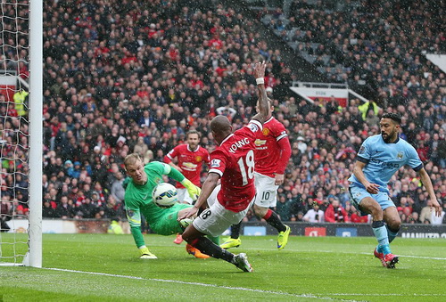 Một mình thủ môn Joe Hart đối mặt 3 chiếc áo đỏ Man United ở bàn thua đầu tiên