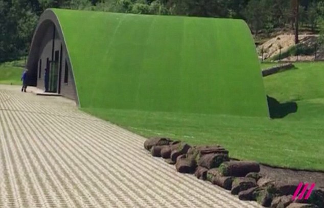 Ng&ocirc;i nh&agrave; lợp m&aacute;i bằng cỏ l&agrave; để tr&aacute;nh bị vệ tinh do th&aacute;m của phương T&acirc;y ph&aacute;t hiện. Ảnh: RAIN TV