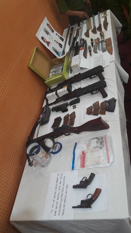 
Công an Hà Nội thu giữ được nhiều vũ khí tại nơi ở của các bị can liên quan đến vụ nổ súng tại phố Nguyễn Thị Định
