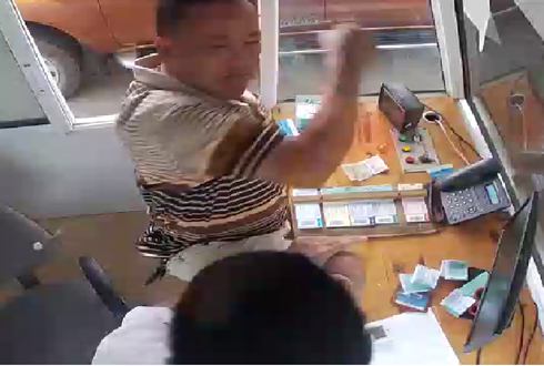 
Hình ảnh ông Trần Quang Lâm hành hung nhân viên trạm thu phí được camera ghi được - Ảnh cắt từ clip
