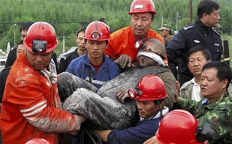 Một thợ mỏ được chuyển ra khỏi mỏ than Hengtai thuộc TP Thất Đài Hà, tỉnh Hắc Long Giang sau vụ tai nạn ngày 30-8-2011. Ảnh: REUTERS