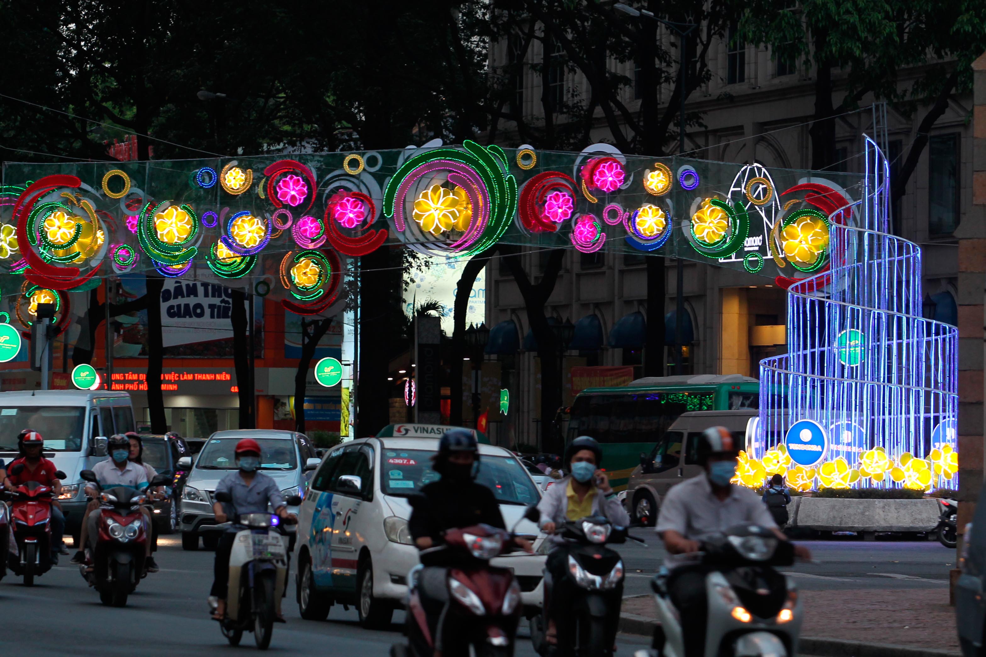 Đèn hoa TP HCM: Thành phố Hồ Chí Minh luôn là địa chỉ lý tưởng cho những người yêu mến Đèn hoa. Vào dịp Tết 2024, đường phố thành phố lại được trang hoàng rực rỡ hơn bao giờ hết với hàng ngàn đèn hoa đang đợi bạn khám phá. Hãy đến và cảm nhận không khí lễ hội đầy màu sắc với những hình ảnh đẹp nhất của Đèn hoa TP HCM trên đường phố nhộn nhịp của thành phố.
