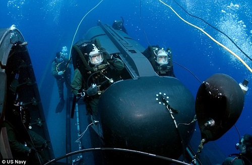 
Với SDV, người nhái phải đeo thiết bị lặn và tiếp xúc lâu với môi trường mở dưới nước, giảm khả năng chiến đấu.

Ảnh: US Navy
