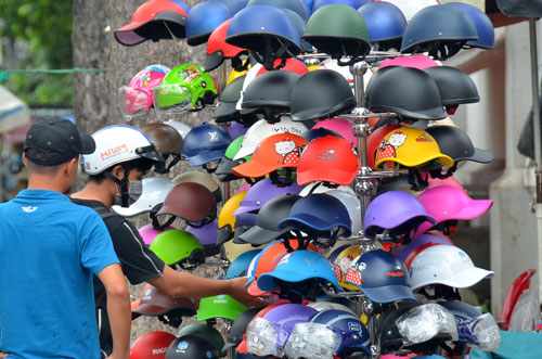 Mũ bảo hiểm vẫn được bày bán trên vỉa hè nhiều tuyến đường ở TP HCM. Trong ảnh: Một điểm bán mũ bảo hiểm trên đường Nguyễn Trãi, quận 5 Ảnh: TẤN THẠNH