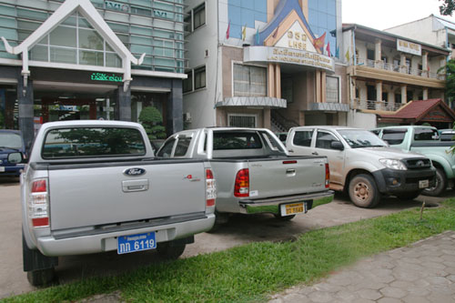 
Một bãi đỗ xe của dân văn phòng tại Lào chỉ có pick-up đủ loại.
