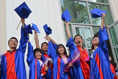 Niềm vui tốt nghiệp của sinh viên Trường ĐH Sư phạm TP HCM Ảnh: TẤN THẠNH