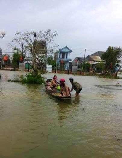 Người dân xã Quảng Thành (Thừa Thiên- Huế) đi lại bằng ghe (ảnh Quang Nhật)