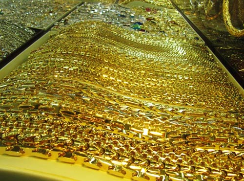 Giá vàng SJC tăng gần 2 triệu đồng/lượng, bỏ xa vàng thế giới - Ảnh 1.