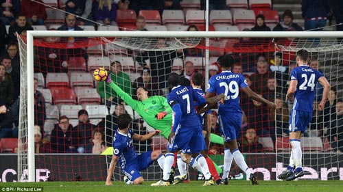 Thủ môn Courtois với pha cứu bóng cuối trận, giúp Chelsea bảo toàn chiến thắng trước Sunderland Ảnh: BPI