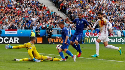 Chiellini (3) vắng mặt sẽ là mất mát cho Ý ở trận tái đấu rạng sáng 7-10 Ảnh: REUTERS