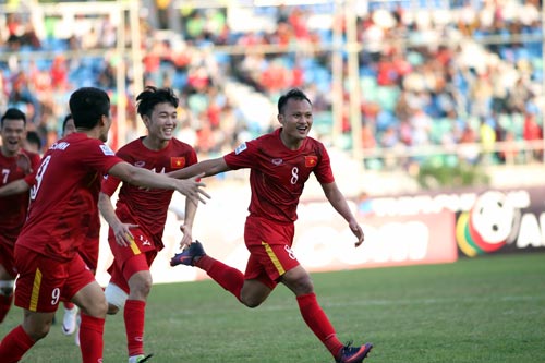Đồng đội chúc mừng Trọng Hoàng (8) sau bàn thắng vào lưới Malaysia Ảnh: NGỌC LINH